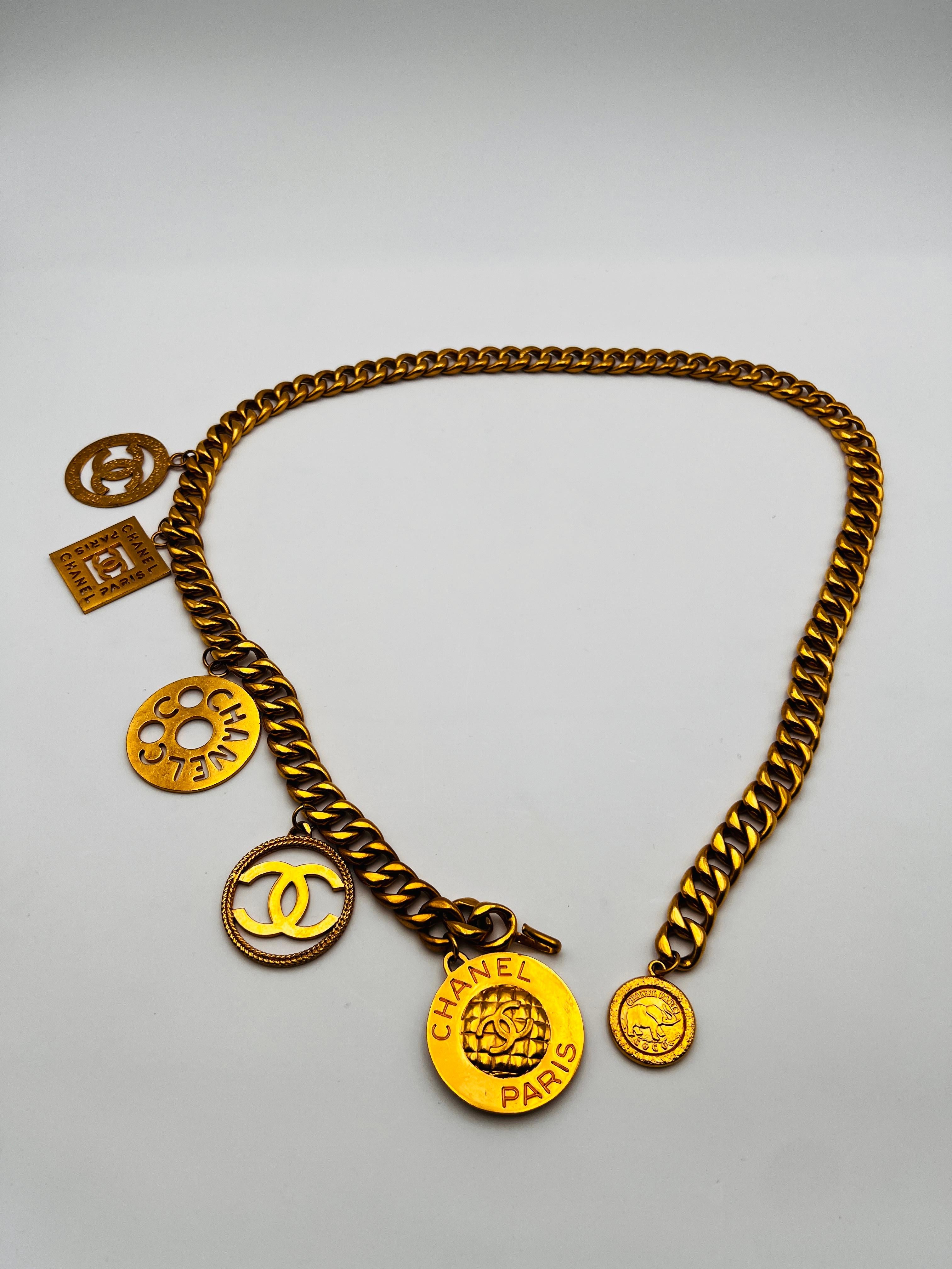 Massive Chanel Charms belt gold plated 1980, 5 important Chanel charms, one small at the end. 