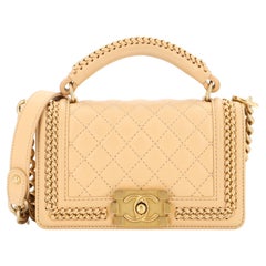 Chanel Boy Flap Bag aus gestepptem Kalbsleder mit Kettengriff