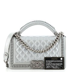 Chanel Tasche mit Kettengriff für Jungen aus gestepptem, glasiertem Kalbsleder, neu Medium