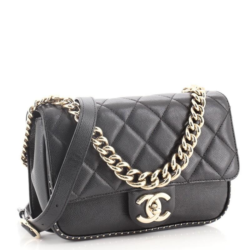 Chanel Chain Handle CC Flap Bag Quilted Caviar mit Nieten Detail Small (Schwarz)