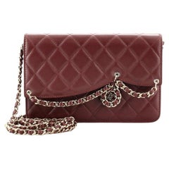 Chanel Brieftasche mit Unendlichkeitsanhänger an Kette aus gestepptem Lammfell