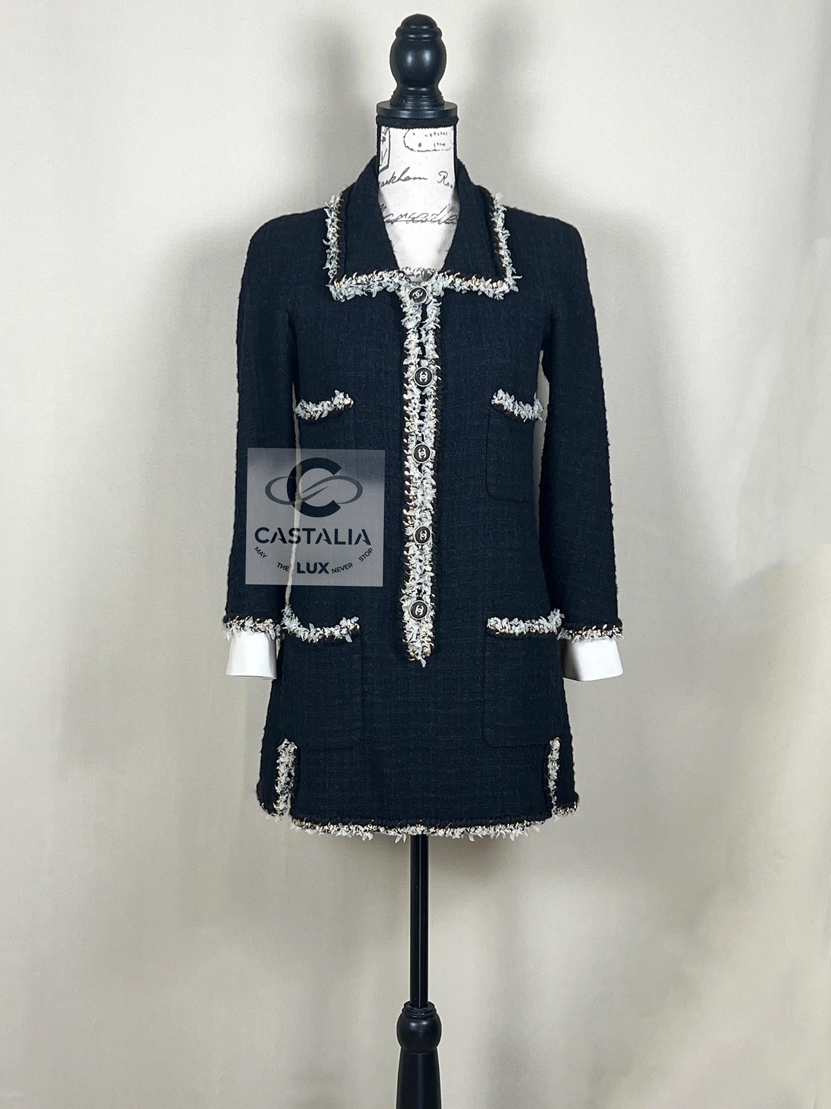 A rare find!
New Chanel rare black & navy tweed dress with brand's signature metallic chain trim !
- Boutique price over 9,200$
Size mark 36 FR. Condition: never worn
- CC logo massive buttons
- detachable silk cuffs
- tonal silk lining
