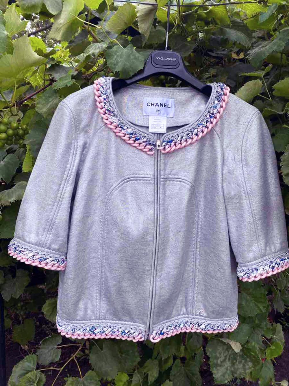 Encantadora cazadora bomber Chanel gris plateada con cadena de eslabones sobredimensionada y ribete de tweed por toda la prenda
- Colgante con logotipo CC en la cintura
Talla marca 40 FR. Estado: impecable