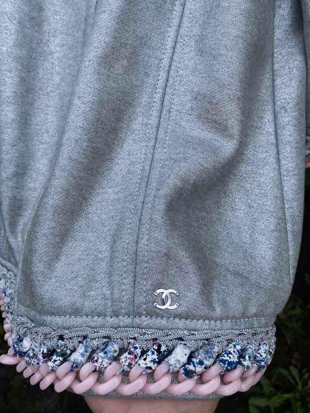 Chaqueta bomber con ribete de eslabones de Chanel 40 FR en Excelente Estado en Dubai, AE
