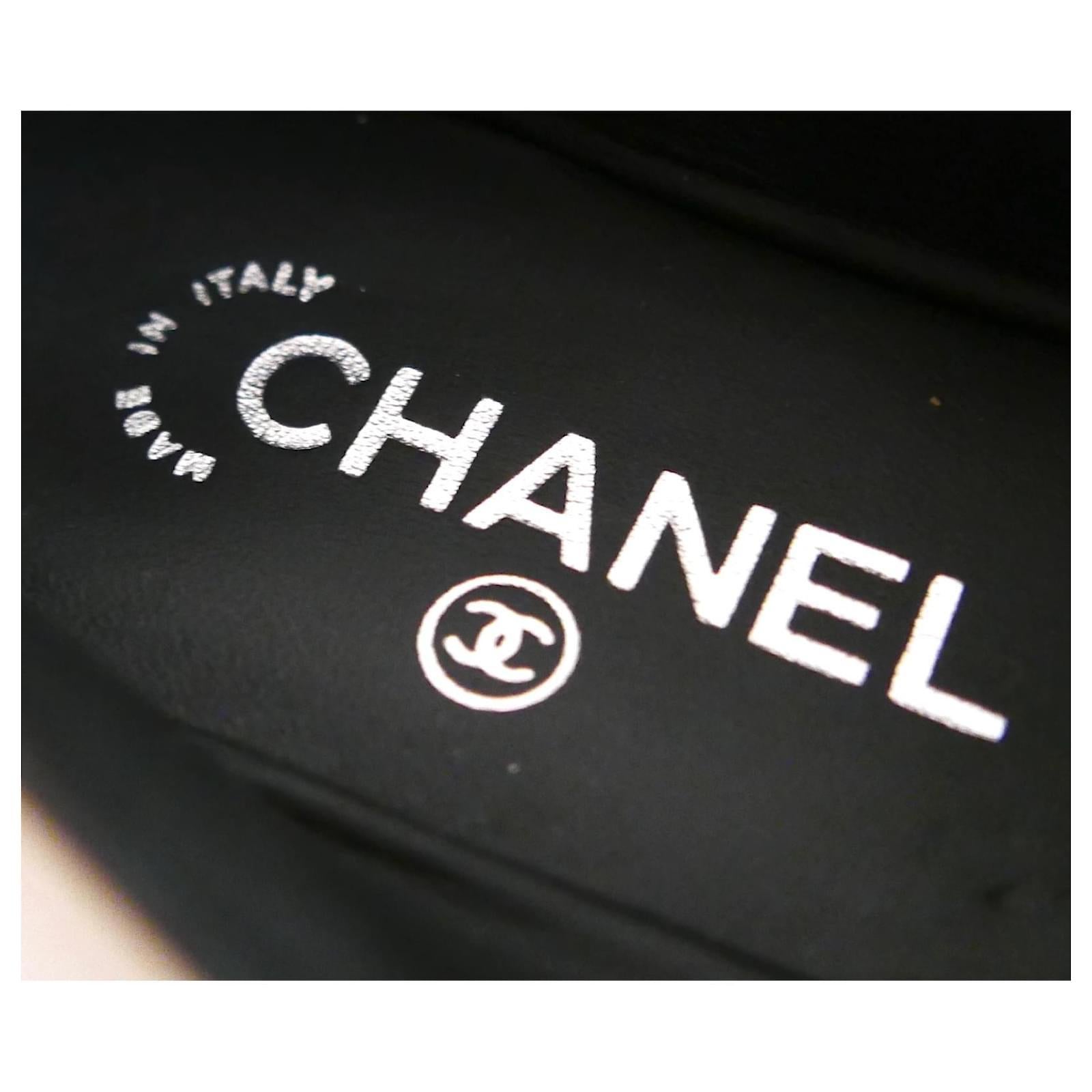 Chanel Loafers aus schwarzem Lammfell mit Kette und Logo 2