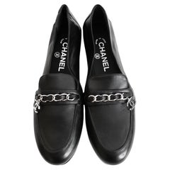 Chanel Loafers aus schwarzem Lammfell mit Kette und Logo