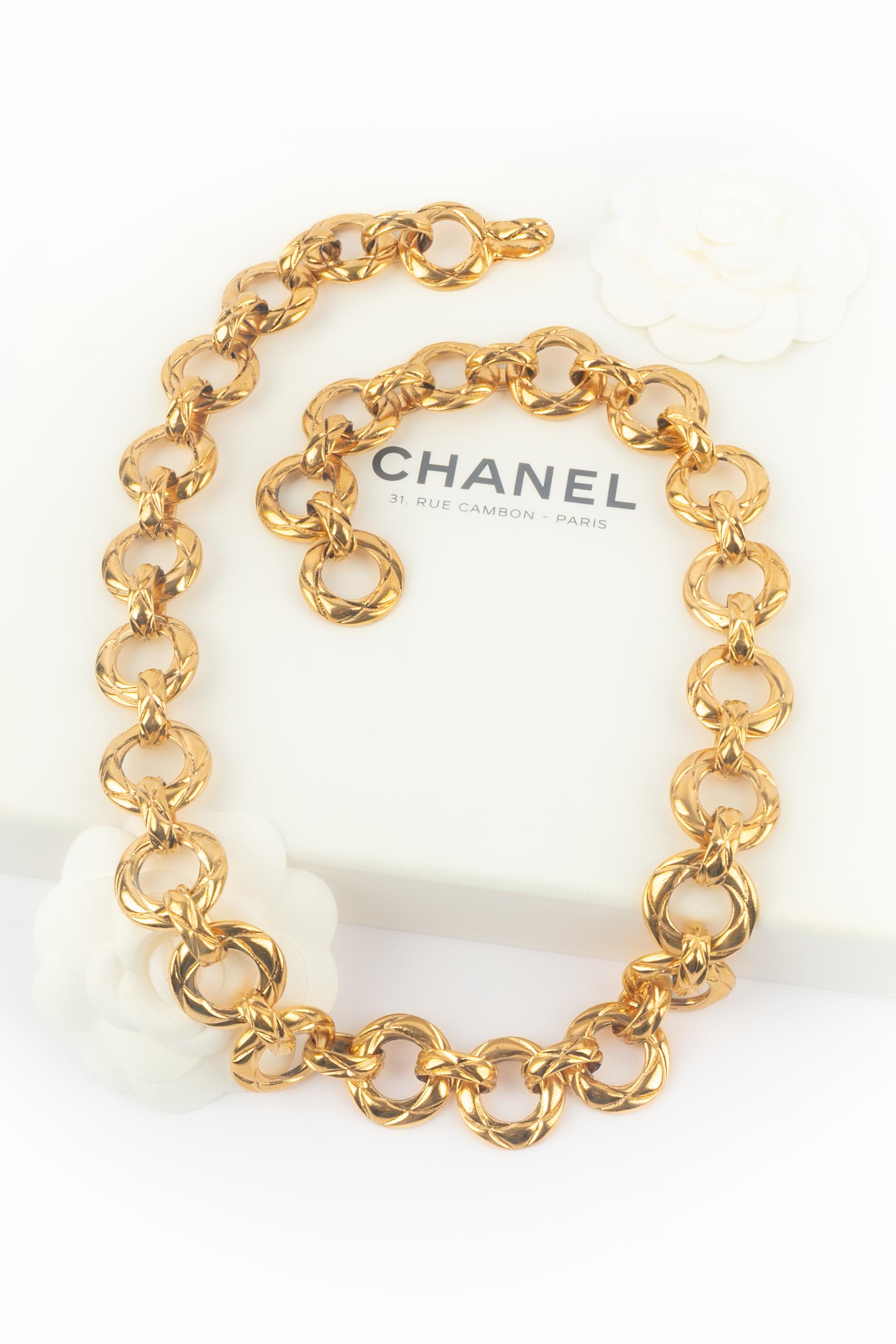 Chanel - (Made in France) Collana lunga a catena in metallo dorato. Gioielli degli anni '90. Lavori dell'Atelier Woloch per la maison Chanel.

Condizioni:
Ottime condizioni

Dimensioni:
Lunghezza: 74 cm

SKU:CB181


