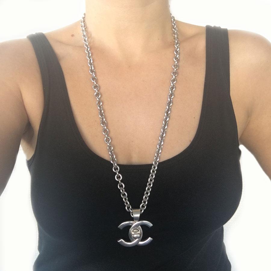 Silver plated CHANEL necklace

CHANEL chain necklace and CC pendant in silver plated .
Pastille of the present brand. The necklace closes with a carabiner added for practical reasons, which can be easily removed.
In very good condition. Some micro