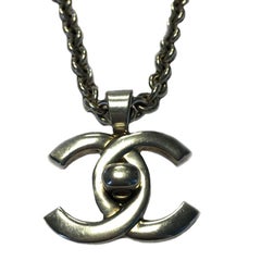 CHANEL Kette und CC-Anhänger aus versilbertem Stahl