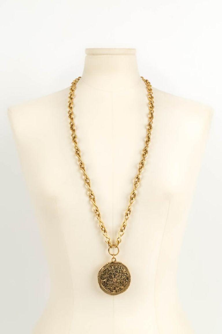 Chanel - (Made in France) Chain necklace in gold metal and engraved medallion in gold metal. Spring-Summer 1986 Collection

Additional information: 
Dimensions: Length : 82 cm
Condition: Very good condition
Seller Ref number: CB65