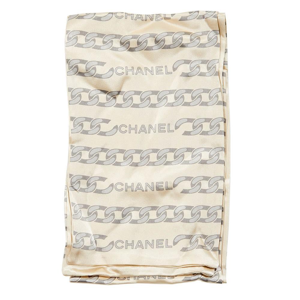 Vintage CHANEL long scarf with a chain printed, in beige and brown colors. 100%  silk, in very good condition 
 146 x 15 cm. 
This CHANEL scarf will be delivered in a non original dustbag.
