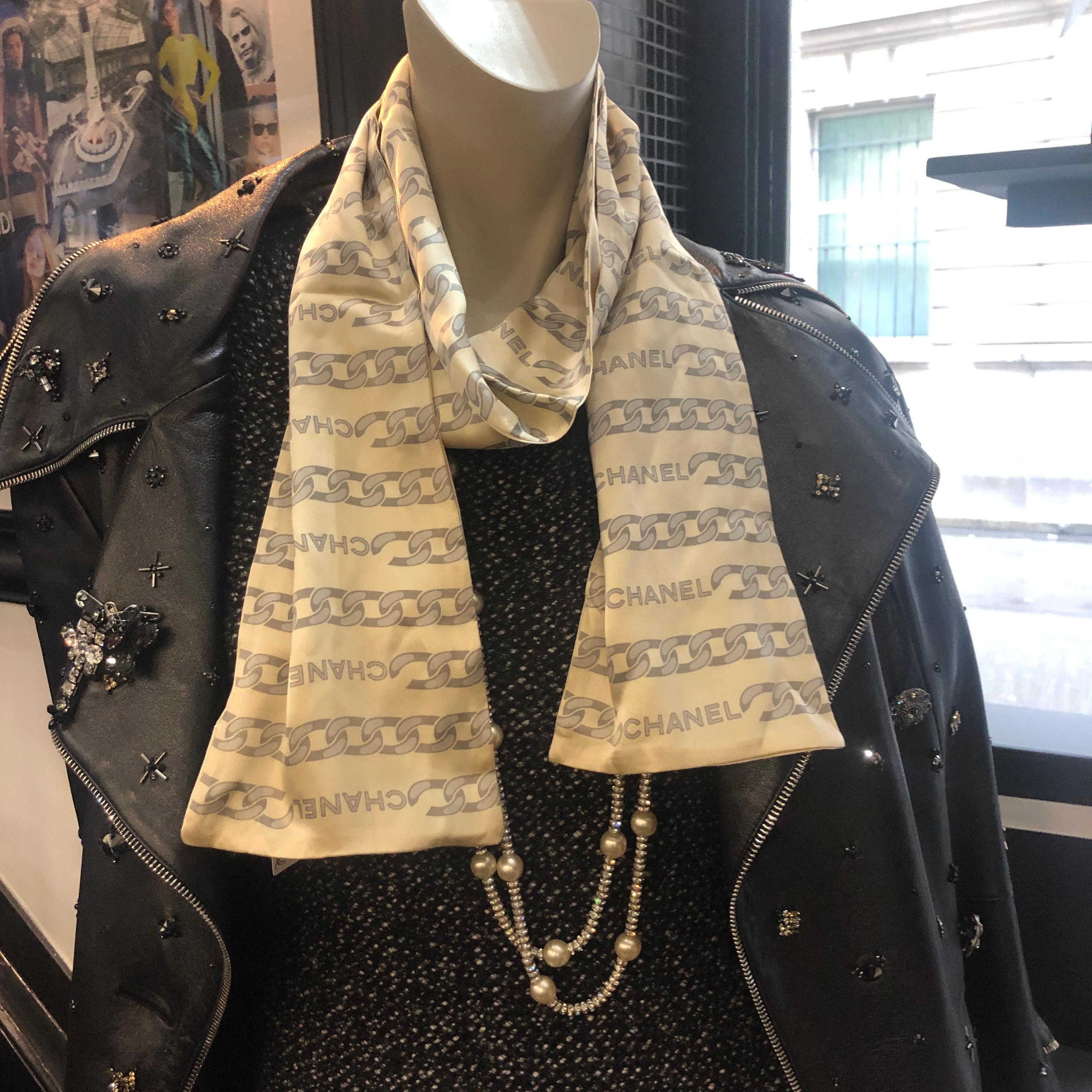 Chanel Chain Necklace Scarf in Beige Silk In Good Condition In Paris, FR
