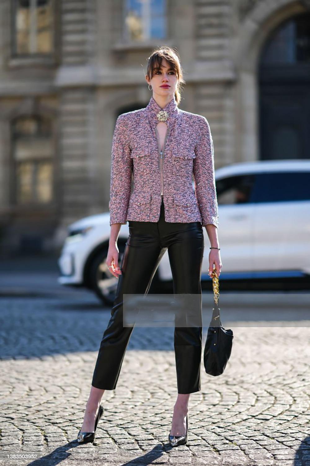 Superbe veste en tweed rose pastel de Chanel, ornée d'un collier de chaînes métalliques au niveau de l'encolure (elle se ferme à l'aide d'une fermeture CC, pouvant être portée fermée ou ouverte).
- Boutons du logo CC
- modèle signature à 4 poches
-