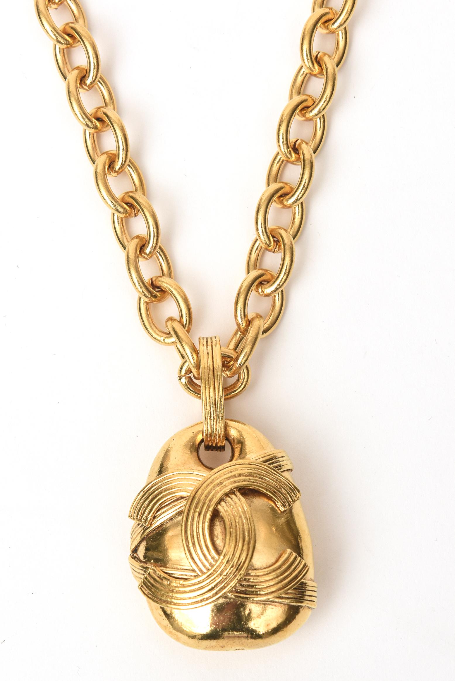 Moderno Collana a catena Chanel con ciondolo CC in vendita