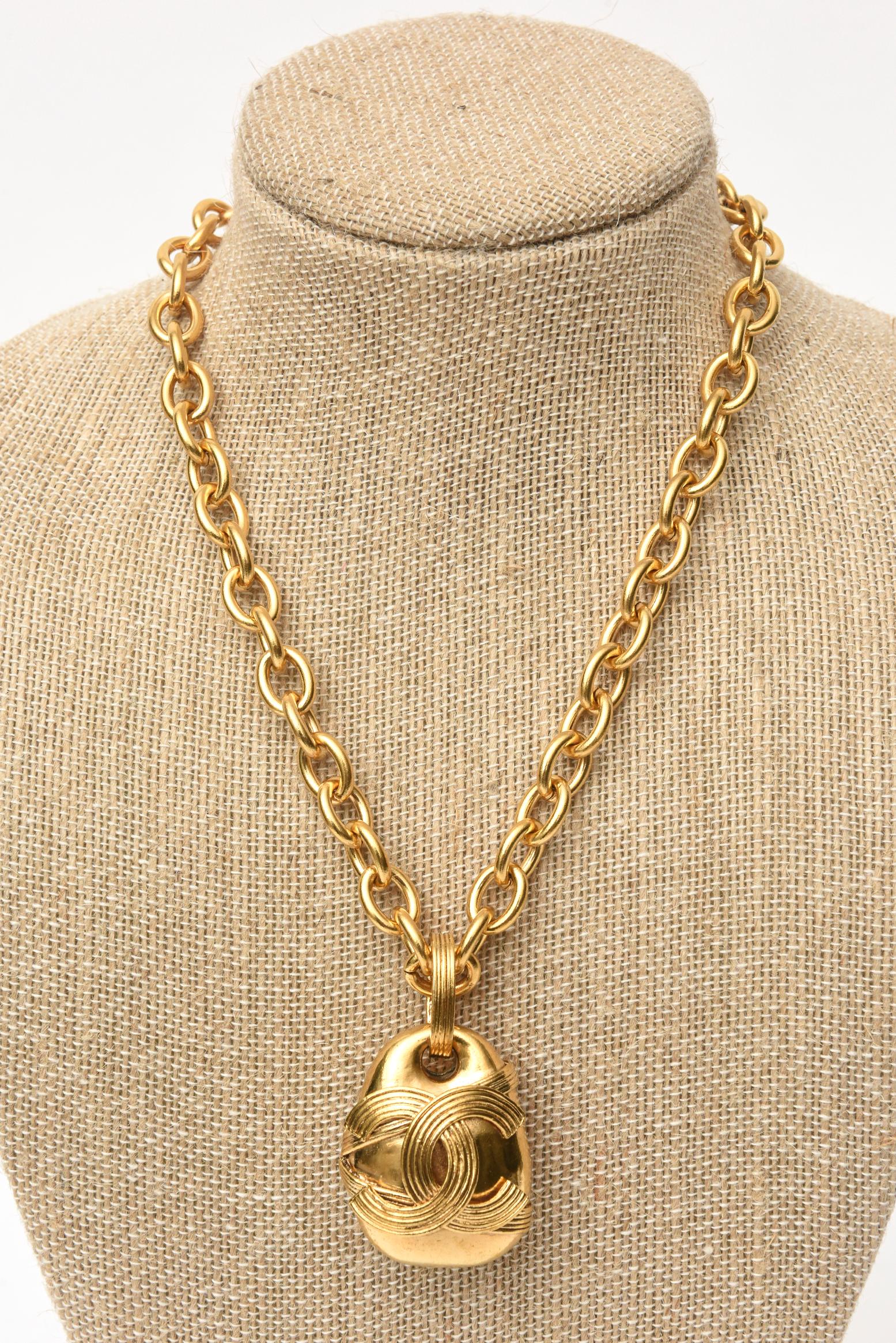Collana a catena Chanel con ciondolo CC in vendita 4
