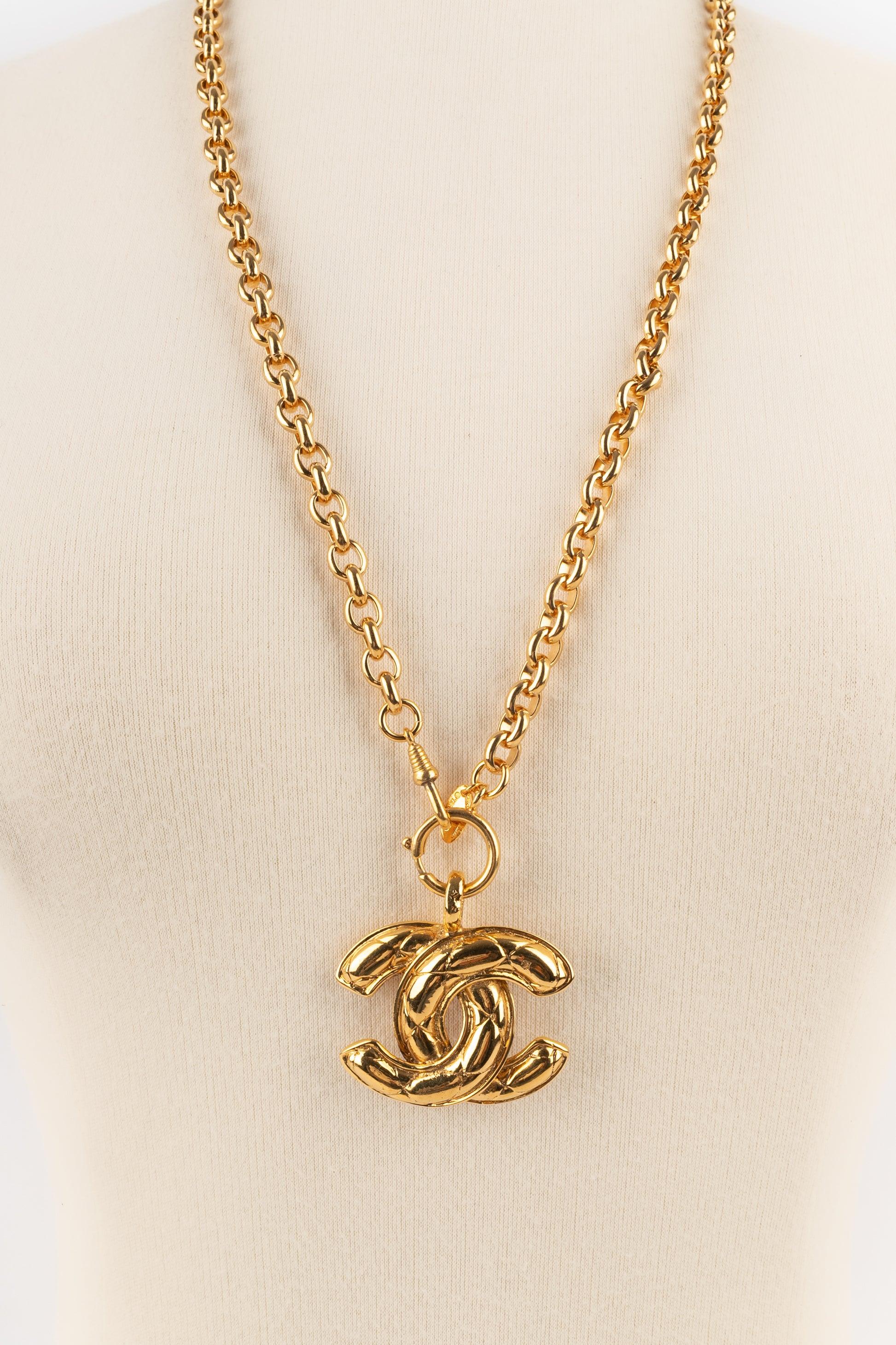 Chanel Chain Pendant Necklace with CC Logo In Excellent Condition In SAINT-OUEN-SUR-SEINE, FR