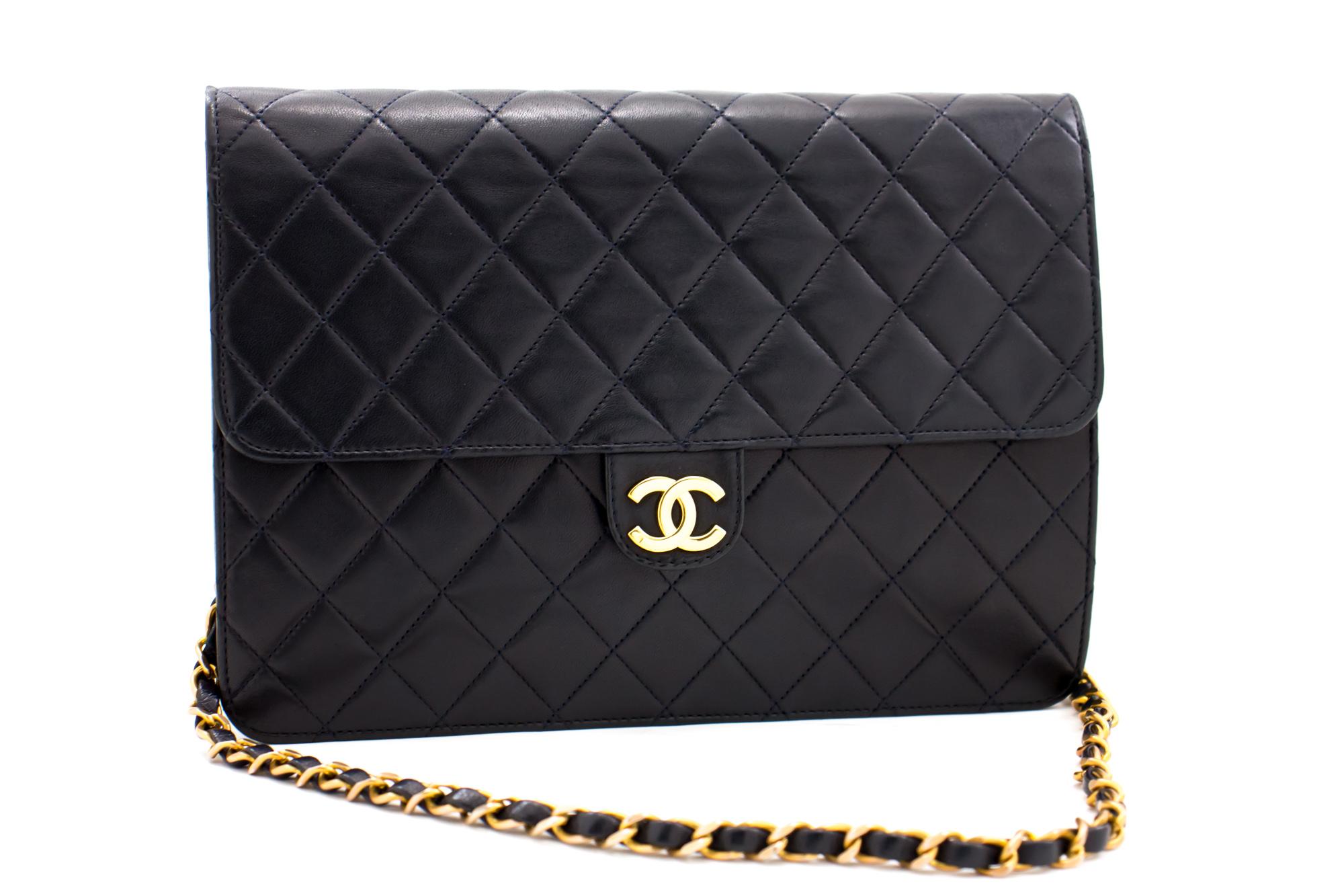 An authentic CHANEL Chain Shoulder Bag Clutch Navy Quilted Flap made of black Lambskin. The color is Navy. The outside material is Leather. The pattern is Solid. This item is Vintage / Classic. The year of manufacture would be 1986-1988.
Conditions