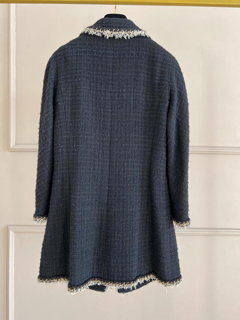Chaqueta de tweed Chanel de coleccionista con adornos de cadenas 2