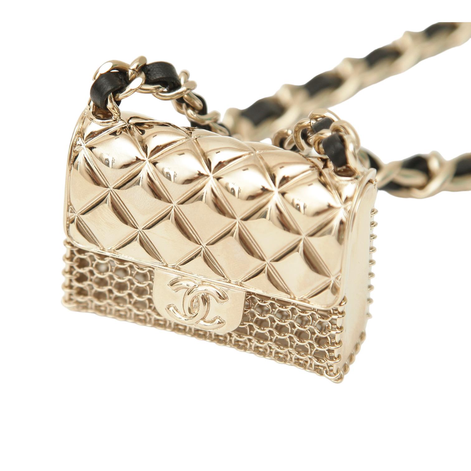 GUARANTEED AUTHENTIC CHANEL GOLD HW CC BAG CHARM CHAIN BELT

Authenticated by RealAuthentication

- This design is from the Spring/Summer 2021 collection.
   There was additional production in 2022.
- Gold-tone chain belt with black leather.
-