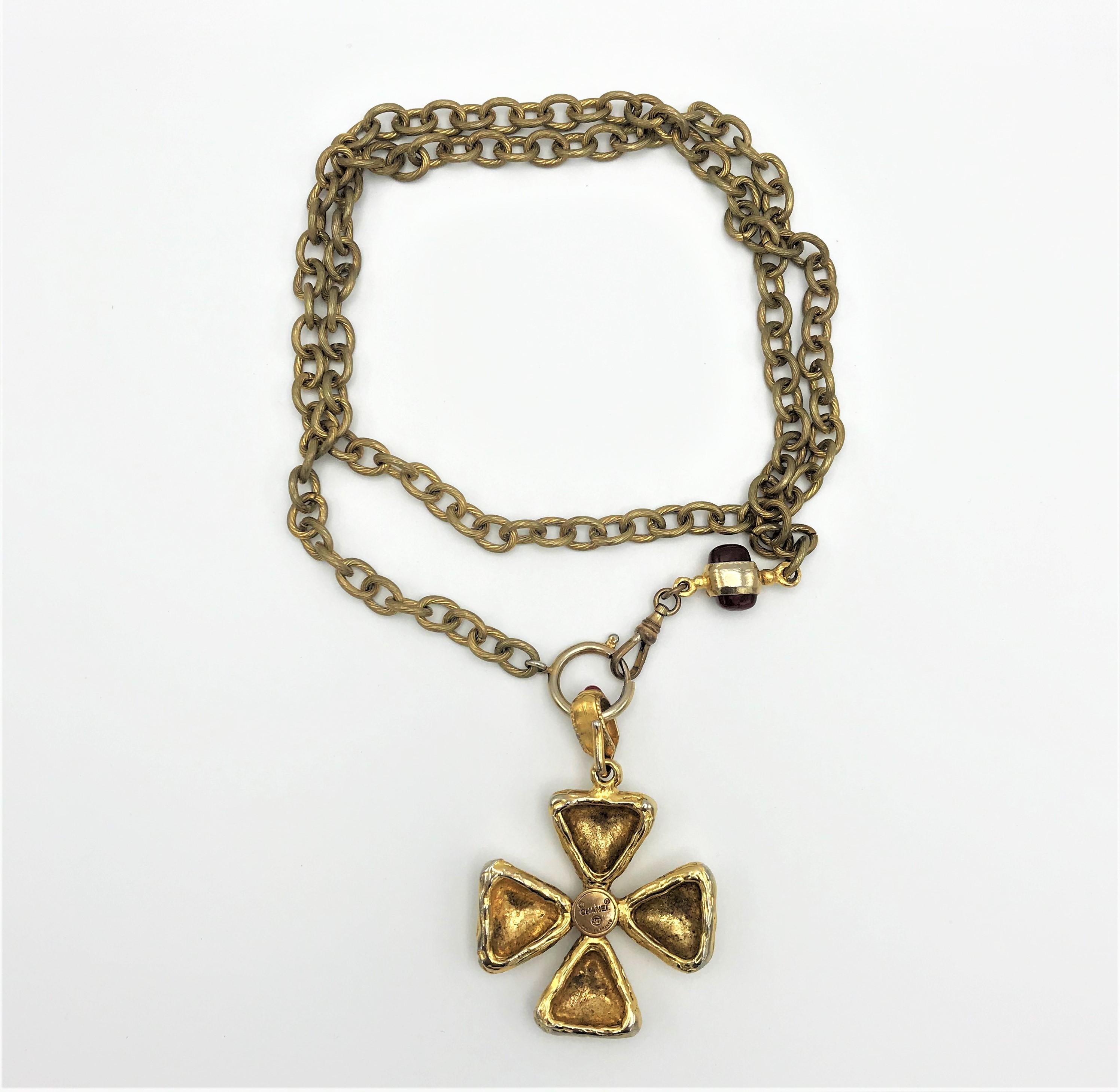Chanel chain with cross pendant,  gold plated sign. 1970/80s In Good Condition In Stuttgart, DE