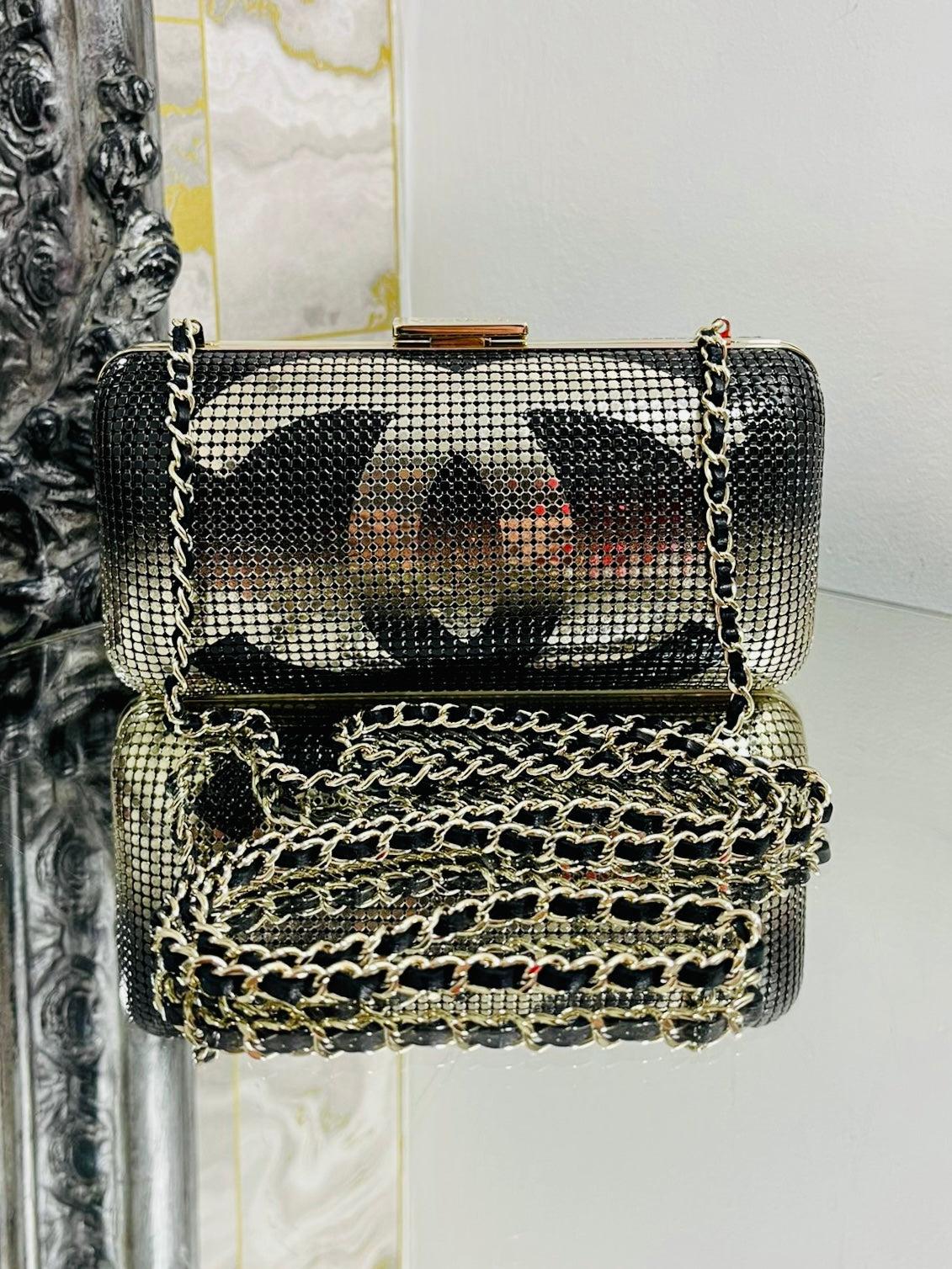 Chanel Hologram 'CC' Logo Minaudiere Bag

Rare bag. Chainmail barrel style bag with large 'CC' logo 

to the front. Removable iconic black leather and gold chain 

strap. Chanel engraved closure to the top.

From 2014 Collection 

Size - Height 8cm,