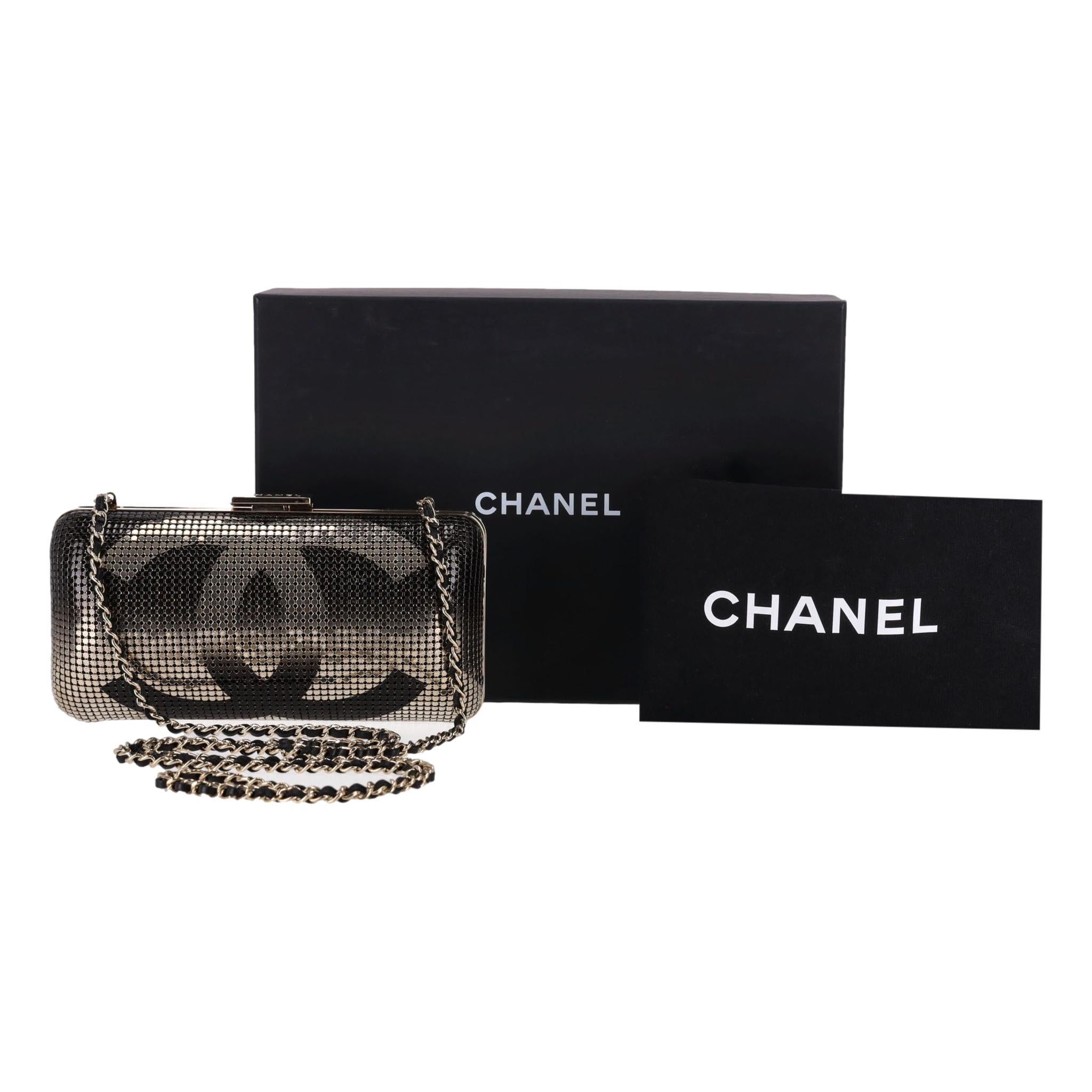Rare Item - Chanel Hologram 'CC' Logo Minaudiere Bag

Chainmail barrel style bag with large 'CC' logo to the front.

Removable iconic black leather and gold chain strap.

Chanel engraved closure to the top.

From 2014 Collection. Rrp Approx.
