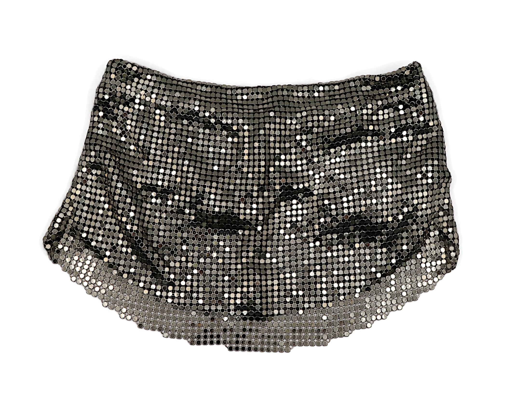 CHANEL silver tone chainmail collar metal scarf.

Fastens around the neck with button closure.

Marked CHANEL Made in France.

Listed composition : Cashmere / Bronze / Silk.

Indicative mesaurements : length approx. 40 cm (15.75 inches) / max. width