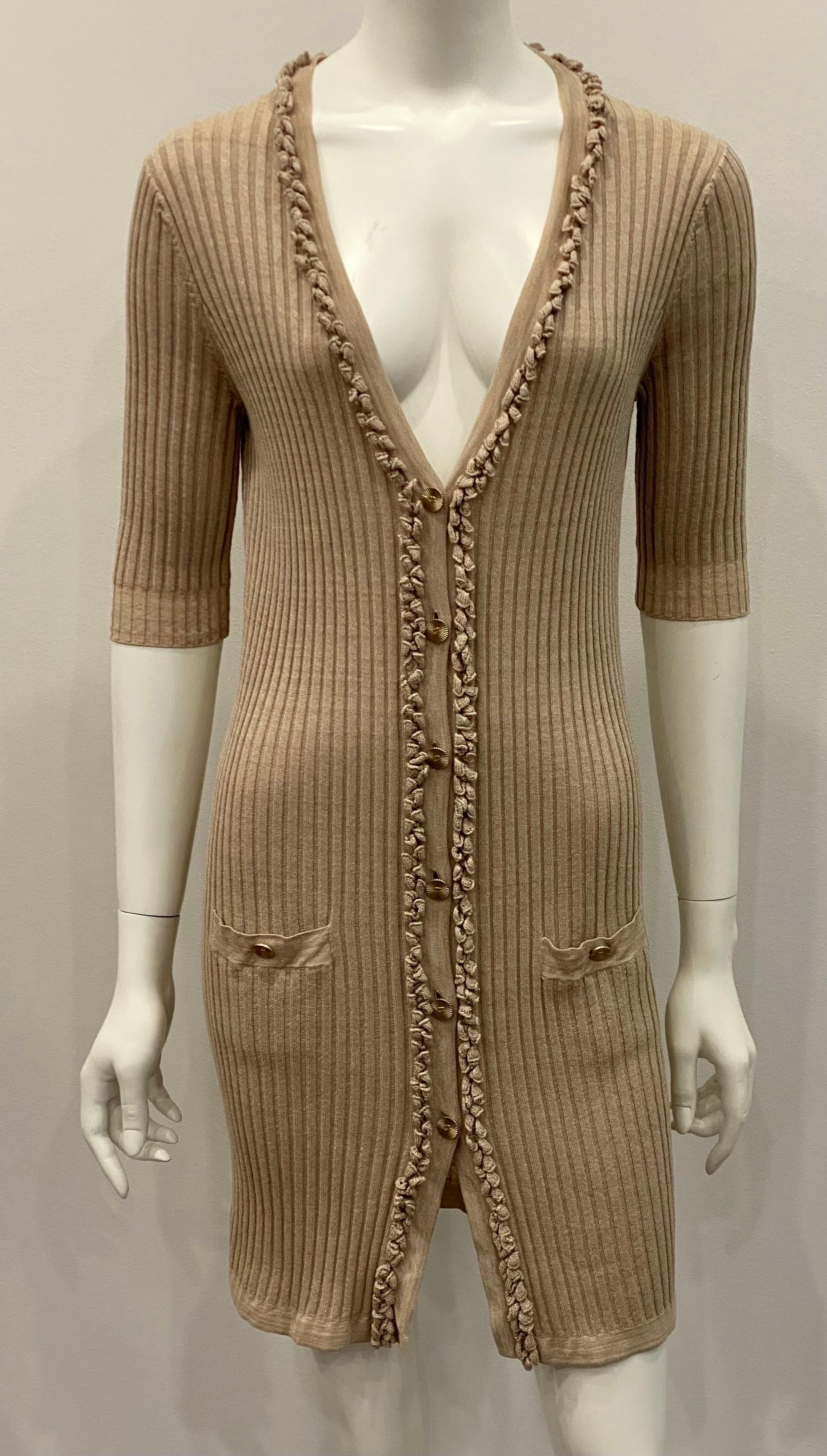 Chanel Champagne Robe/manteau à manches 3/4 en tricot de coton - Sz 38  2009P Collection. Cette jolie robe en tricot de coton côtelé peut également être portée comme un manteau. Elle a un décolleté en V avec des détails en tricot tout le long de