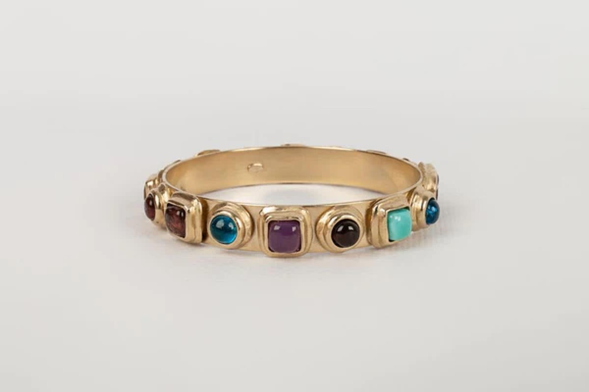 Chanel -(Made in France) Champagne metal bracelet paved with cabochons. Spring/Summer 2015 collection.

Additional information:

Dimensions: Circumference: 20 cm 
Diameter: 6.5 cm

Condition: Very good condition

Seller Ref number: BRAB124