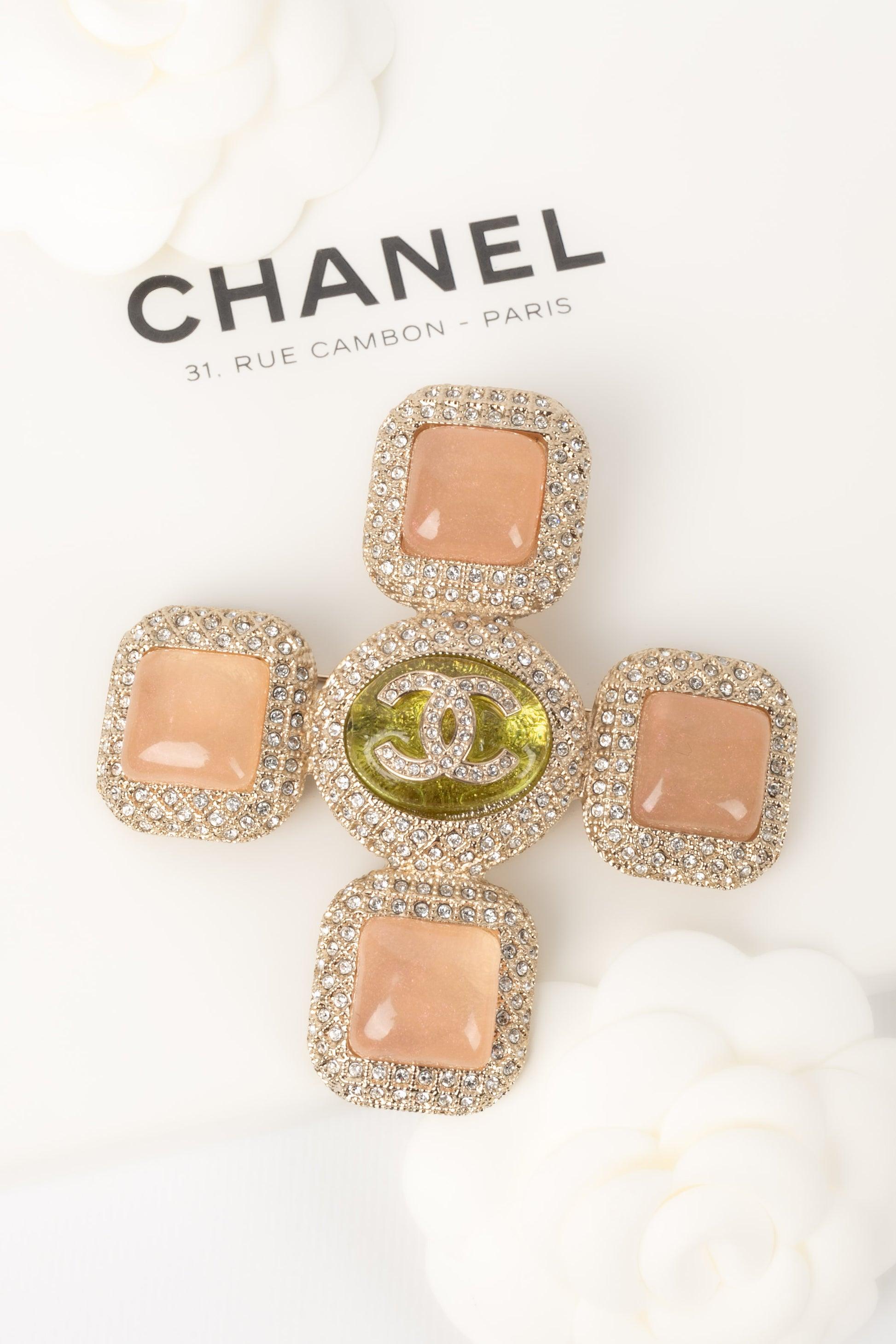 Chanel - (Made in France) Champagne metal brooch ornamented with rhinestones and resin. Fall/Winter 2020 Collection.

Additional information:
Condition: Very good condition
Dimensions: Height: 8.5 cm - Width: 8.5 cm

Seller Reference: BRB138
