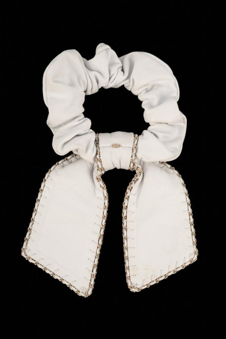 Chanel - (Made in France) Champagne metal hair jewelry with white leather.

Additional information:
Condition: Good condition
Dimensions: Length: 12 cm

Seller Reference: ACC5