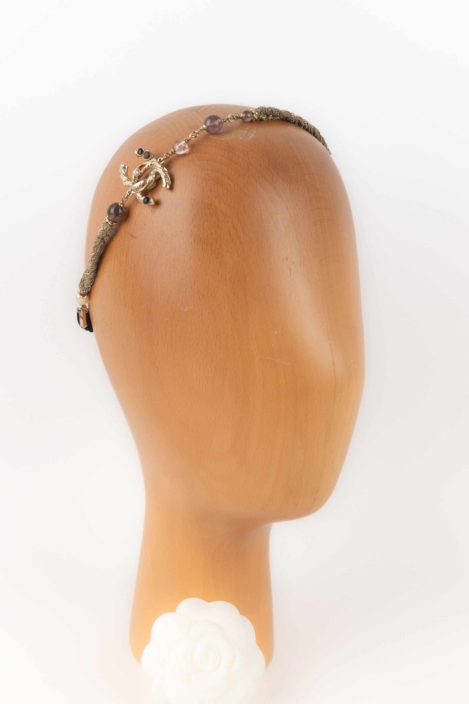 Chanel - (Made in France) Champagne metal head jewelry with costume pearls and glass pearls.

Additional information:
Condition: Very good condition
Dimensions: Length: 56 cm

Seller Reference: ACC23