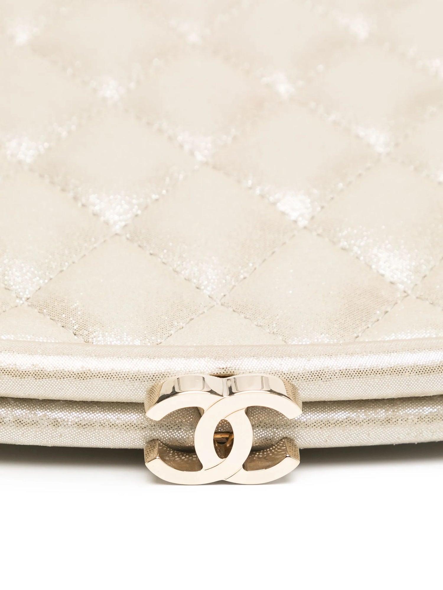 Chanel Champagner Zeitlose Clutch (Beige) im Angebot