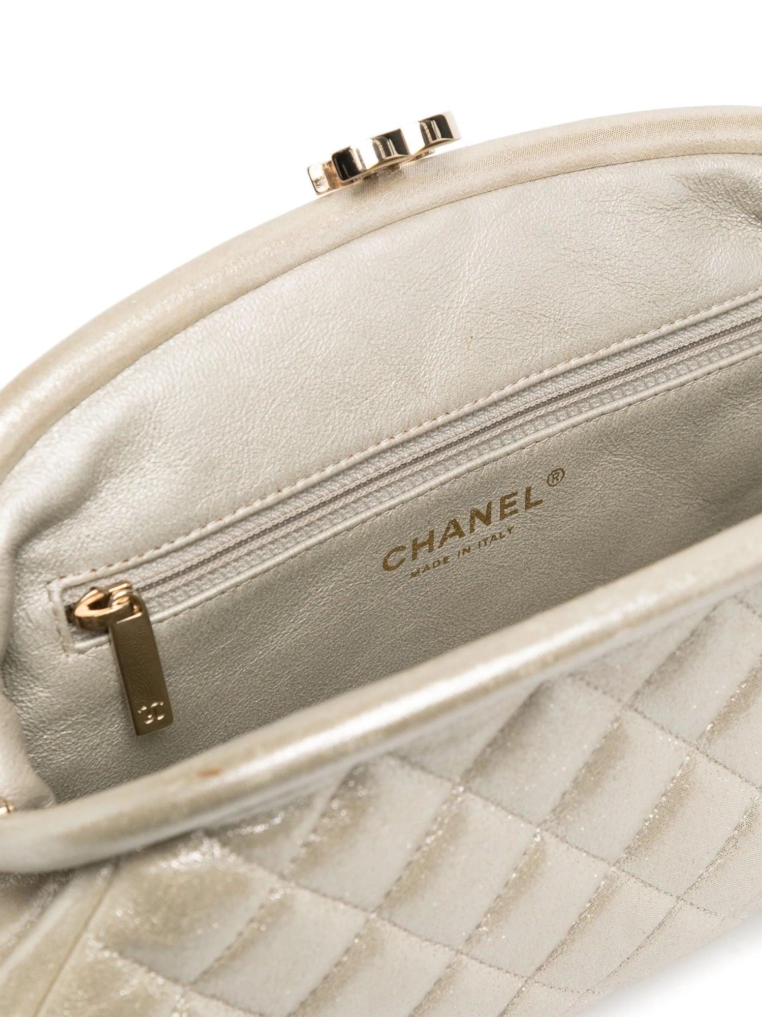 Chanel Champagner Zeitlose Clutch im Zustand „Gut“ im Angebot in London, GB