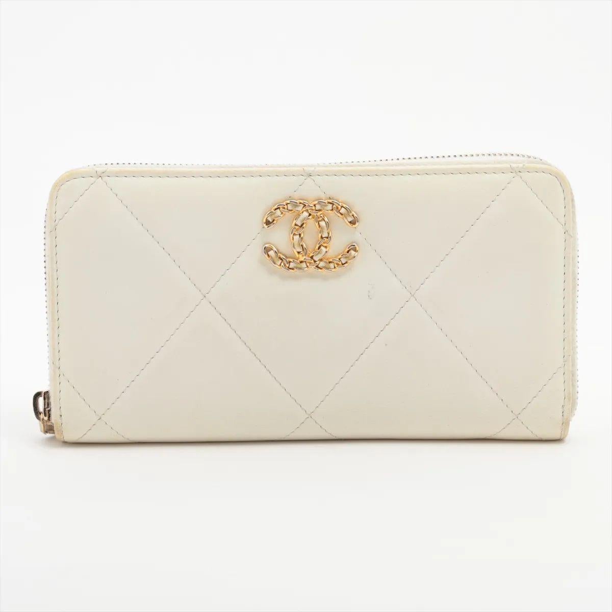 Il portafoglio lungo Chanel 19 in pelle di agnello Zippy in bianco emana una raffinatezza senza tempo con un tocco moderno. Realizzata in morbida e lussuosa pelle d'agnello, presenta l'inconfondibile trapuntatura a rombi e un logo CC oversize