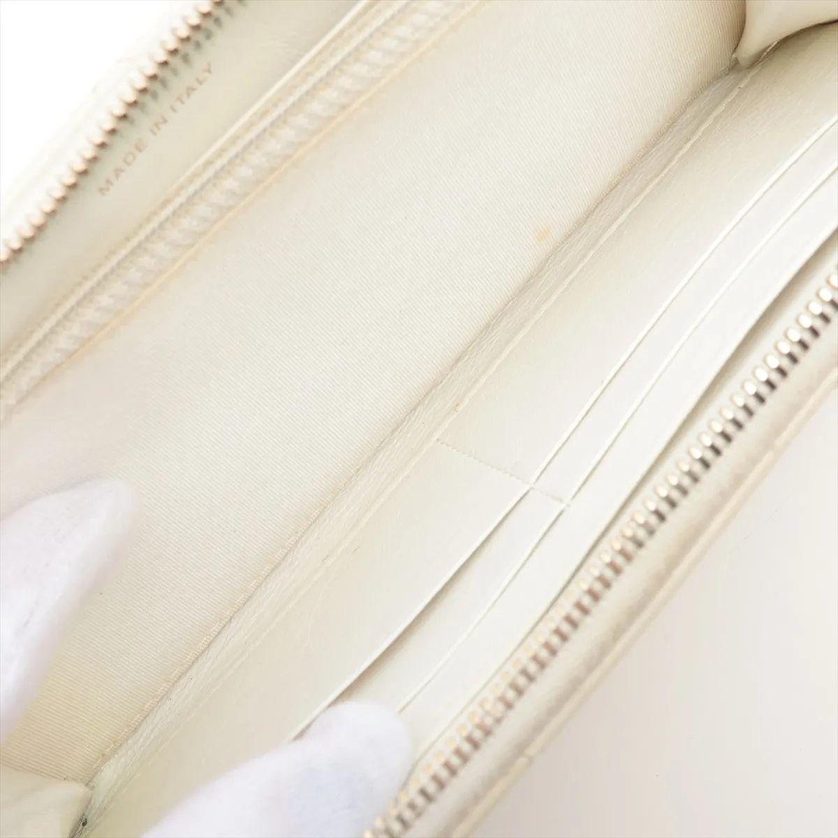 Chanel Chanel 19 Portafoglio lungo Zippy in pelle di agnello Bianco in vendita 3