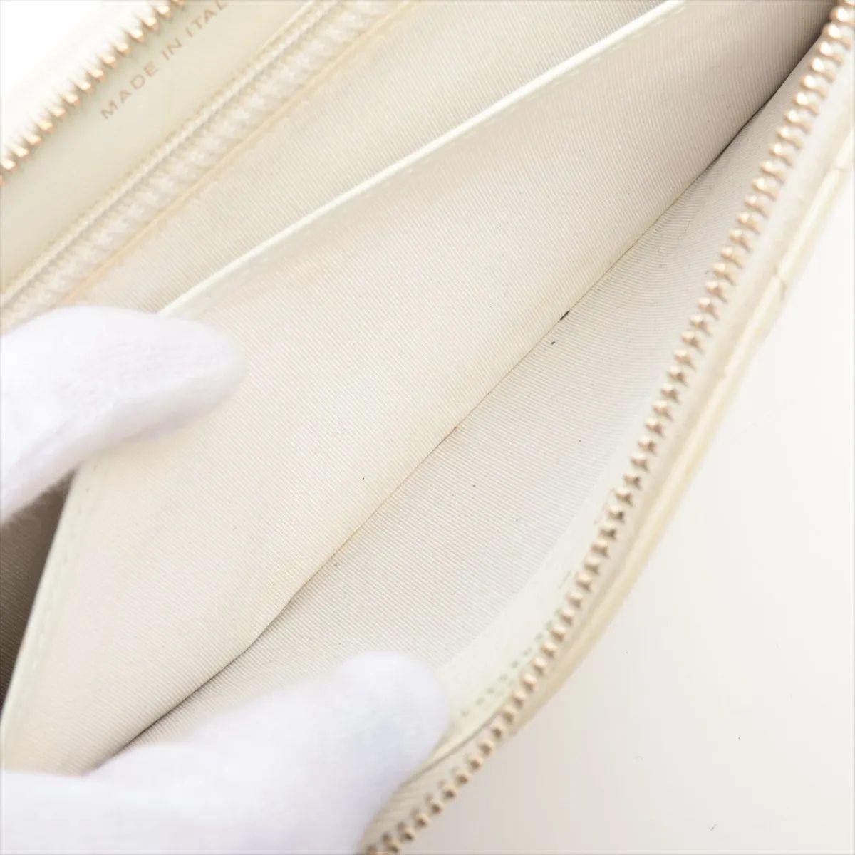 Chanel Chanel 19 Portafoglio lungo Zippy in pelle di agnello Bianco in vendita 4