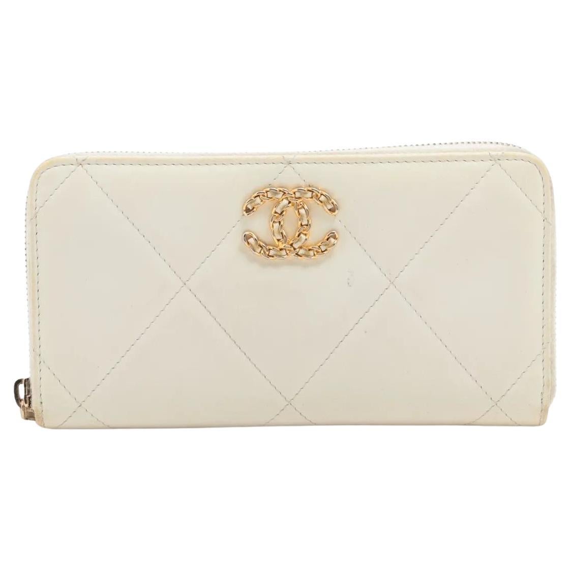 Chanel Chanel 19 Portafoglio lungo Zippy in pelle di agnello Bianco in vendita