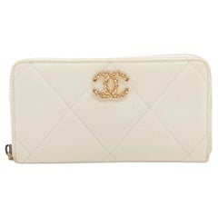 Chanel Chanel 19 Portafoglio lungo Zippy in pelle di agnello Bianco