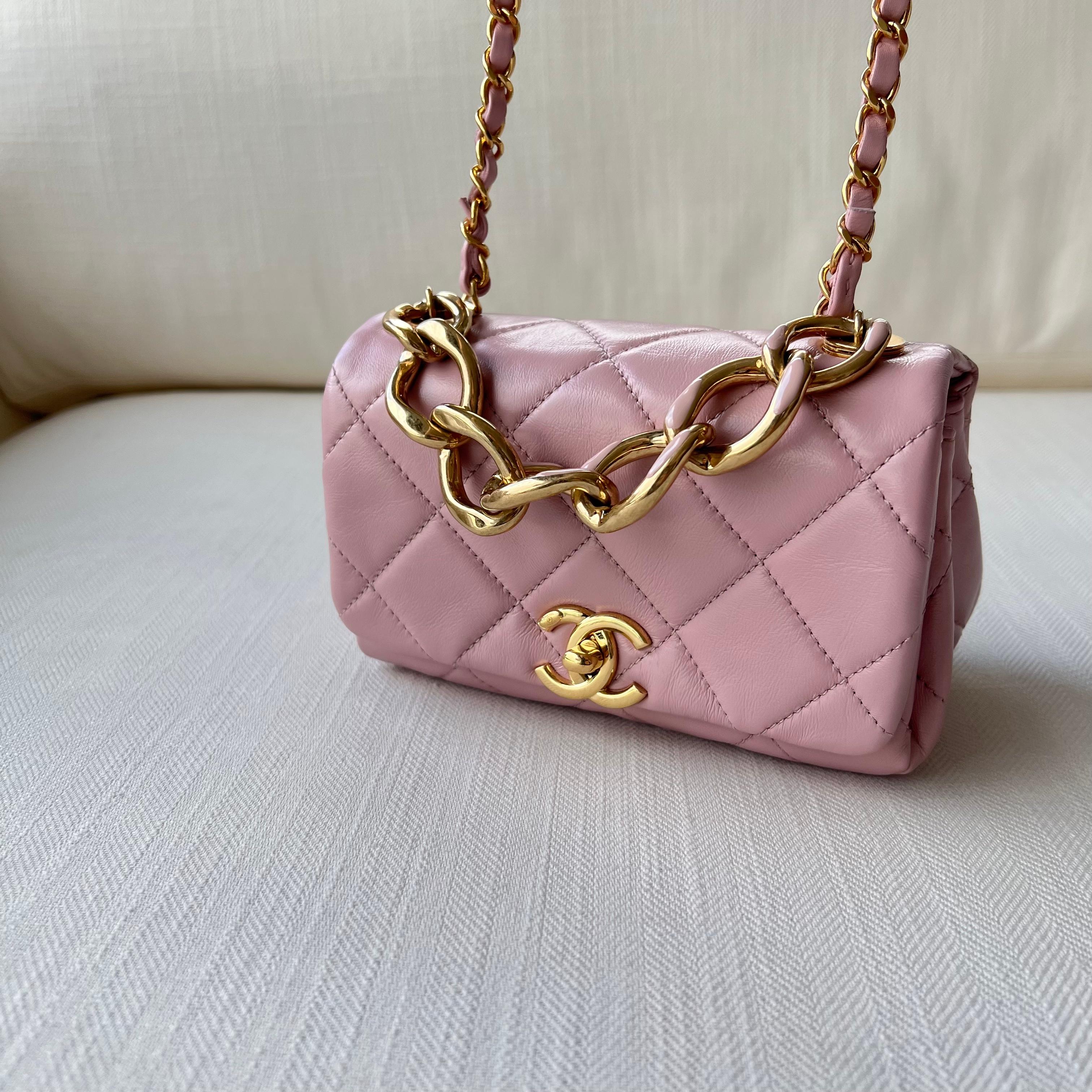 This is a beautiful dusty pink Chanel bag from 2022. The hardware is gold plated. 

Bag: Chanel 22A Mini Flap Bag
Colour Code: N1681

Condition: Brand New. With original packaging and receipt. 