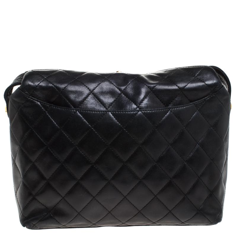 We are in utter awe of this Vintage beauty from Chanel as it is appealing in a surreal way. Exquisitely crafted from leather in their quilt design, it bears their signature label on the leather interior and the iconic CC turn-lock on the top. The
