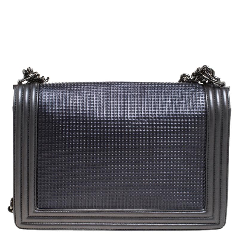 Every Chanel creation deserves to be etched with honour in the history of fashion as they carry irreplaceable style. Like this stunner of a Boy Flap that has been exquisitely crafted from cube-embossed leather. It does not only bring a metallic