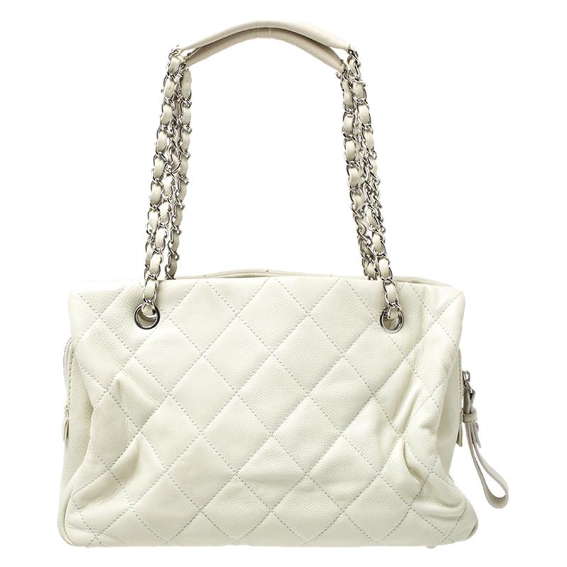 A timeless creation from the house of Chanel, this shopper tote is full of charm. Crafted from Caviar leather, it features a quilted exterior and the 'CC' logo on the front. The tote comes with two chain-leather handles. The fabric-lined interior