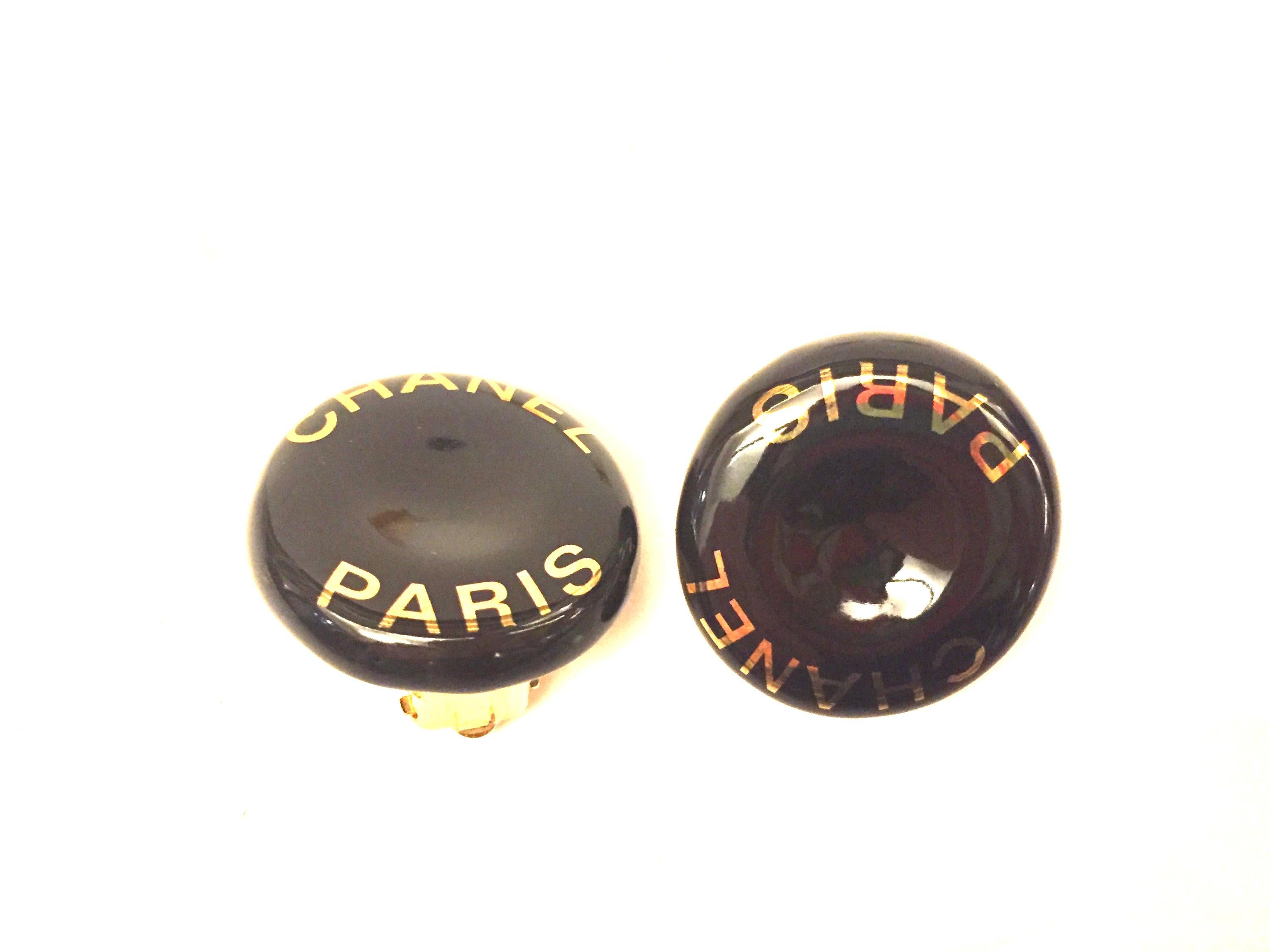 - Vintage 1997A Chanel  “Chanel Paris” clip on earrings. 

- Diameter: 2cm. 