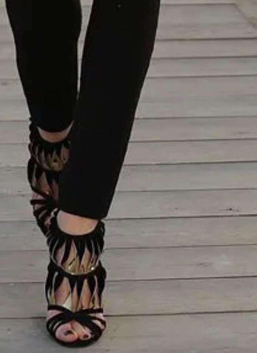 Magnifiques chaussures compensées torsadées Chanel de la collection Resort 2010, telles qu'elles apparaissaient dans plusieurs défilés. Non porté avec sac à poussière. Confectionnées en daim noir souple et en cuir doré, elles sont dotées d'une