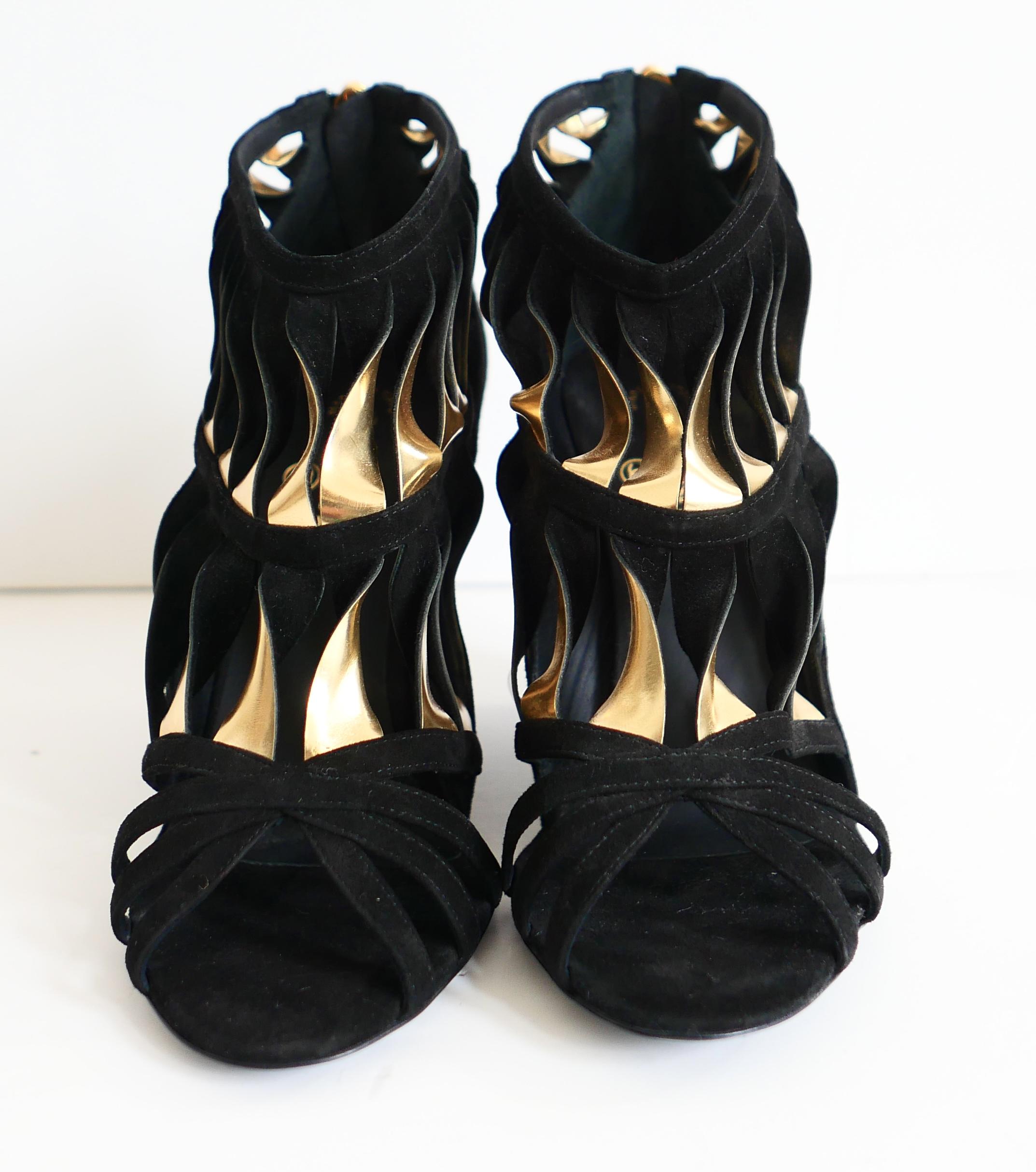 Noir Chanel, Chanel Resort 2010 - Chaussures à semelles compensées torsadées noir et or en vente