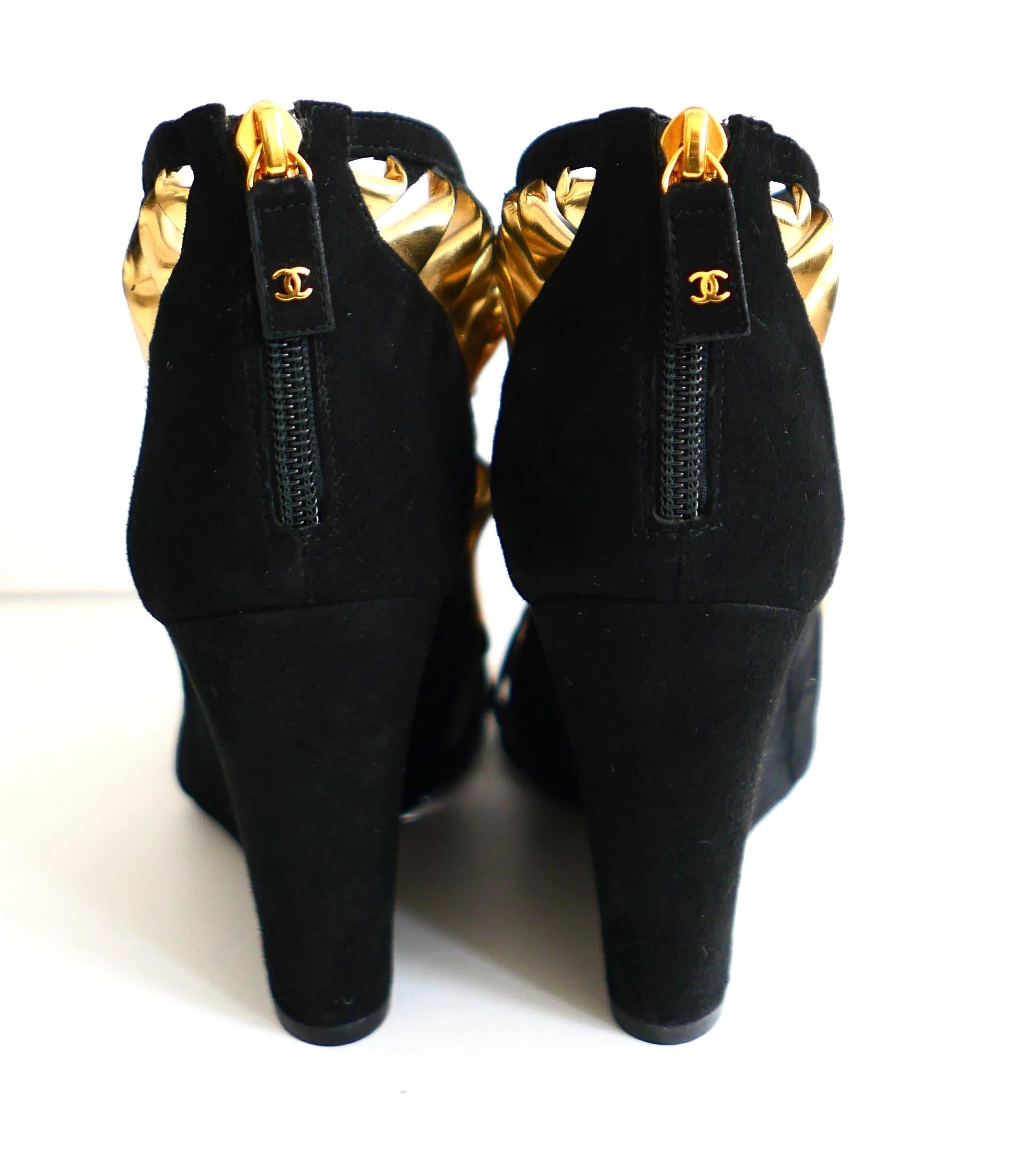 Chanel, Chanel Resort 2010 - Chaussures à semelles compensées torsadées noir et or Pour femmes en vente