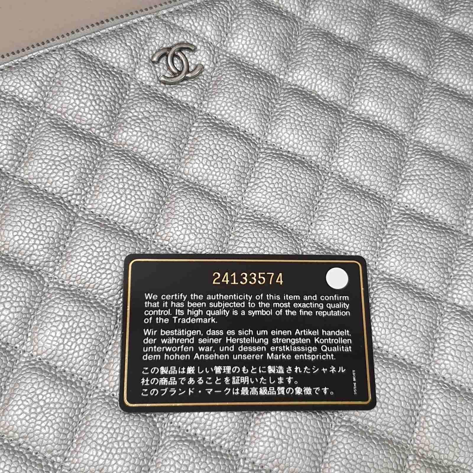 Argent Chanel Pochette en cuir A Silver Caviar en vente