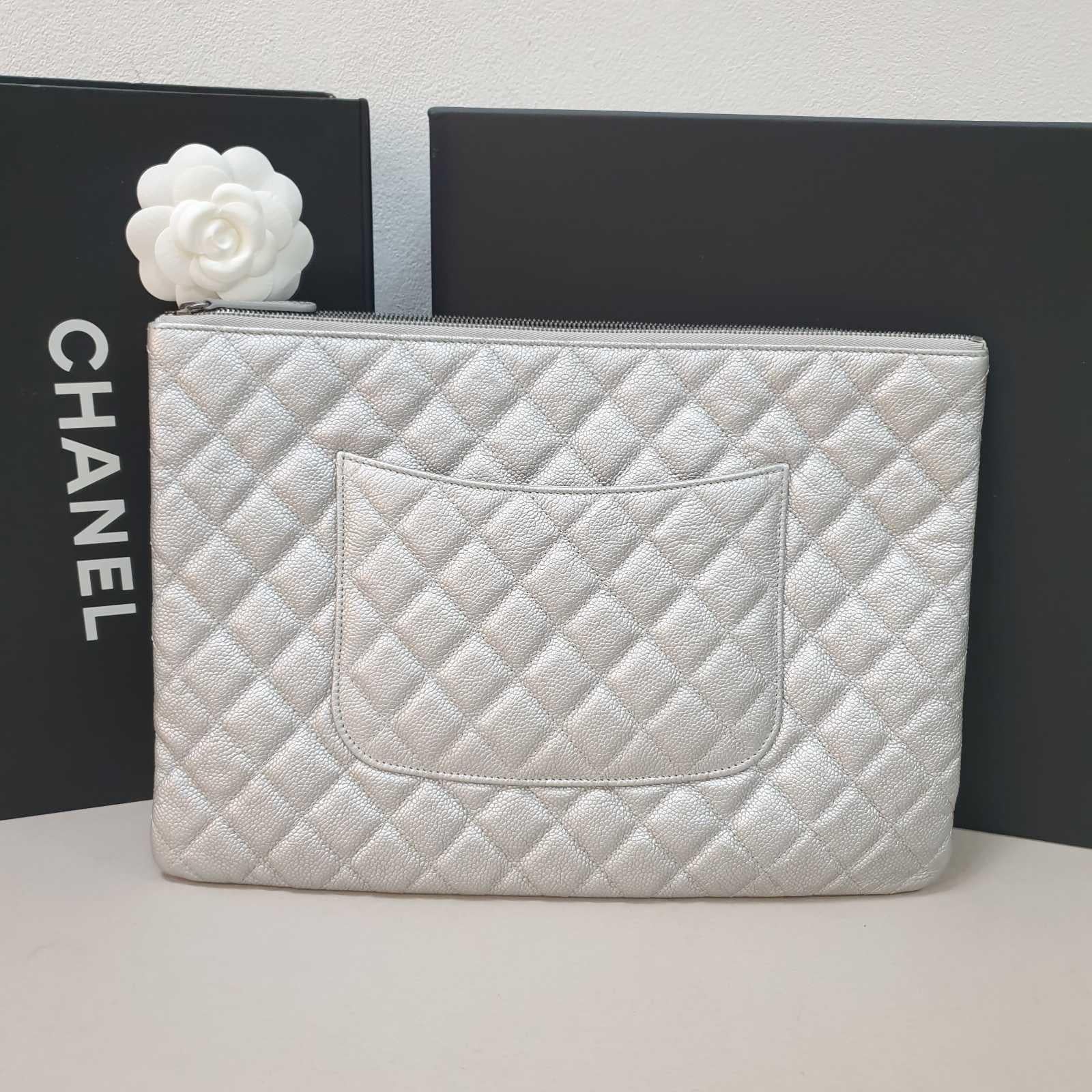 Chanel Pochette en cuir A Silver Caviar Bon état - En vente à Krakow, PL
