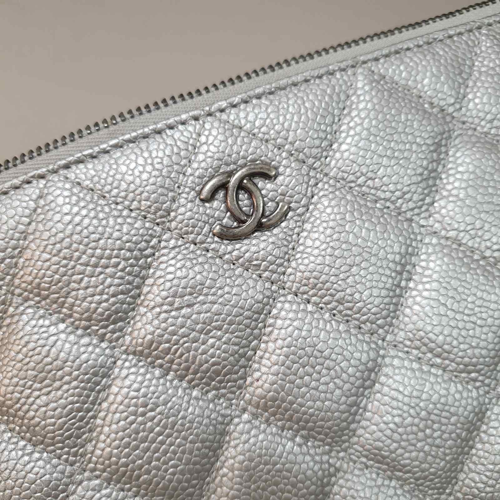 Chanel Pochette en cuir A Silver Caviar en vente 1